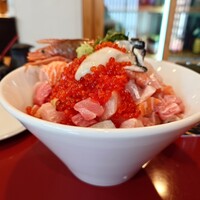 いわ志 本店 - 日曜日限定海鮮丼 GEN界盛鮨飯400g 卵黄無し 2,200円。