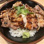焼鳥のヒナタ - 炭火塩焼鳥丼（ご飯大盛り無料）味噌汁付き
＋極粗挽きつくね大串（おろしポン酢）
＋ささみ塩焼き＋もも焼（タレ）＋なんこつ焼（塩）
730円＋200円＋160円＋160円＋160円