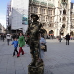 Bayerischer Hof  - そばの広場で彫像の真似をしている芸人