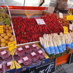 Bayerischer Hof  - 街は苺とアスパラであふれていました