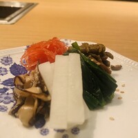 TANAKA YAKINIKU RESTAURANTE - ③ ナムル盛り：人参、ゼンマイ、大根、ホウレンソウ、椎茸