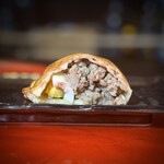 CASA DE EDUARDO - エンパナダ、チリミートパイ・断面。ゆで卵登場