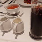 THE COSMOPOLITAN GRILL BAR TERRACE - 食後のコーヒー（ミルクの向きを私側に置く気配りも好き）