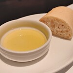 THE COSMOPOLITAN GRILL BAR TERRACE - パンが出てきた