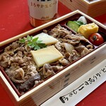 どぜう・四季料理 やぶや - 新竹の子入り牛すき弁当（¥1,500税込）
      見て！上品極まりなく柔らかく煮込まれた牛肉はほろほろっとしながらもジューシー。なのに脂っこさはまったくない！それがすごい！！