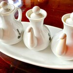 中華料理 口福 - 餃子と共に運ばれます。醤油、酢、辣油。ゆき届く清潔さ。