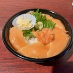 すしの丸藤 - サーモンチラシ950円