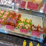 洋菓子倶楽部 KAREN - ウィンドウケース