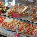 洋菓子倶楽部 KAREN - ウィンドウケース