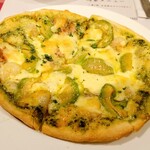 トラットリア ガバチョ - フレッシュバジルとモッツァレラチーズのマルゲリータ