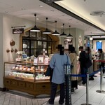 ビスキュイテリエ ブルトンヌ - 平日でもこの賑わい