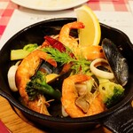 トラットリア ガバチョ - 海老・イカ・ブロッコリー・ムール貝のアンチョビガーリックソテー