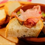トラットリア ガバチョ - 石見銀山アスパラガスと生ハムのアヒージョ②　〜バゲットに石見銀山アスパラガスと生ハムをノセて〜