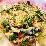 トラットリア ガバチョ - スモークチキン・菜の花・温玉のサラダ