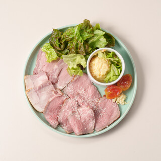 静岡県産銘柄牛と豚を使用したこだわりのローストビーフ＆ポーク