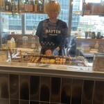 博多串焼きバッテンよかとぉ - 目の前焼き台が熱い