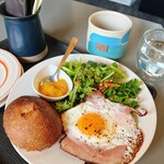 The Villa & Barrel Lounge - 