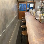 ラーメンバル ゆきかげ - 通路側カウンター席