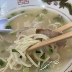ラーメン光龍 - チャーシューはベーコンみたいに薄いから 麺を巻いて食べるんならまだしも？