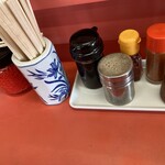 ラーメン光龍 - 卓上の調味料など