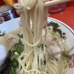 ラーメン光龍 - 麺は若干ヤワ 中くらいの太さで佐賀ラーメンらしい