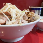 ラーメン二郎 西台駅前店 - ラーメン半分＋ニンニク少し＋白ネギ崩