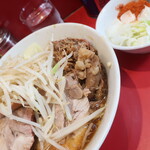 ラーメン二郎 - ラーメン半分＋ニンニク少し＋白ネギ崩