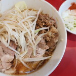ラーメン二郎 - ラーメン半分＋ニンニク少し＋白ネギ崩