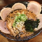 錠屋 - 味噌チャーシュー麺。
クリーミーとあったが予想より食べやすい感じ。