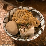 タイニーカフェ - 納豆丼のあたまのせ冷奴　煮卵付き