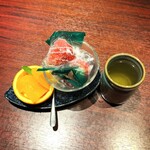 焼肉きたじま - まるごと苺アイスです(o^^o)オレンジは店主のご好意ですm(_ _)m