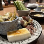 炭焼もくもく - 突き出し3種　キャベツ塩昆布　ホタルイカ酢味噌　チーズ豆腐