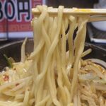 茨城タンメン カミナリ - スープの下に潜む麺は太くコシが力強く、スープと麻婆豆腐の風味も絡んでウマウマ！