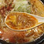 茨城タンメン カミナリ - スープに麻婆豆腐を巻き込むことでスープの旨味、麻婆豆腐の辛味が一体となって堅実にウマさレベルアップ！