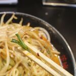 茨城タンメン カミナリ - 独特の香りが食欲を誘うニラ、甘味と水分のバランスグッドな玉ねぎと中々具だくさん！