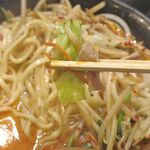 茨城タンメン カミナリ - 淡い甘味を帯びたキャベツ、甘々な人参、肉々しい旨味の豚肉。