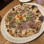pizza marumo - 和牛ときのこのビスマルク。生地が美味しいのはもちろん、薄切りの和牛ときのこ、チーズとたまごと上に乗っている謎の草、全てが美味すぎる。