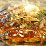 福美味 - 分かりににくいですが、豚玉にチーズを挟み込み！焼けたところはカリッ、隠れたところはトロリ！女性や子供さんに加え、男性にも人気です。