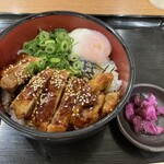 九州 鳥若丸 - 特製焼き鳥丼・大盛り(¥1023) - 大盛りでも量が少ない印象で、味も可もなく不可もなく。