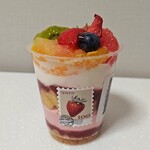 ARROW TREE - 料理写真:果汁たっぷり！カラフルなパフェ：750円