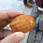 Dominique Ansel Bakery - 待機中店員さんが配ってくれるフィナンシェ