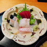 季節料理　根本 - 刺身盛り合わせ（鮪，鮃，すずき，真鯛，一部は昆布締めで）