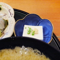 季節料理　根本 - 小鉢は冷奴