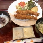 薔薇 - 料理写真:日替わりのエビフライ