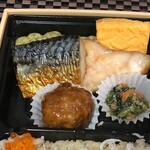 銀座伴助 二子玉川 - 焼サバ・赤魚・肉団子・ほうれん草ゴマ和え・玉子焼き