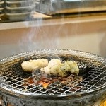 天狗 - 2014.7 炭火の七輪で焼きます（焼いているのはシマチョウ）