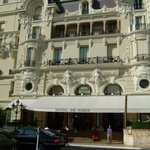 Hôtel de Paris Monte-Carlo - ホテルの玄関は意外と控えめ