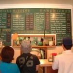 KUA`AINA - ３０年位以前は田舎のハンバーガーショップって感じのつくりだったんですがお店が少し移動して立派になってたんでちょっとビックリ