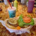 29397773 - それでもハンバーガーの美味しさは以前と変わりなくバリウマ、これぞアメリカスタイルのハンバーガーです。 
                  
