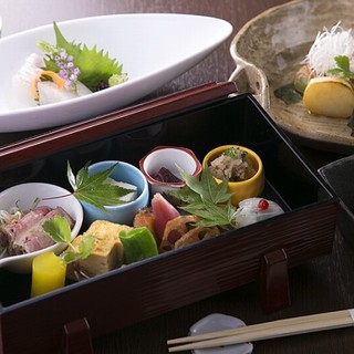 Enjoy a carefully selected kaiseki course that adds color to your special day.